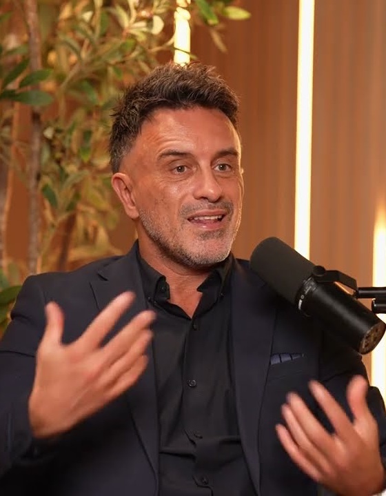 Le Dr Matt Stefanelli en interview, en veste sombre.