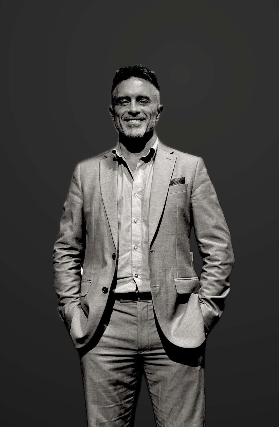 Le Dr Matt Stefanelli en costume clair, souriant, portrait en noir et blanc.