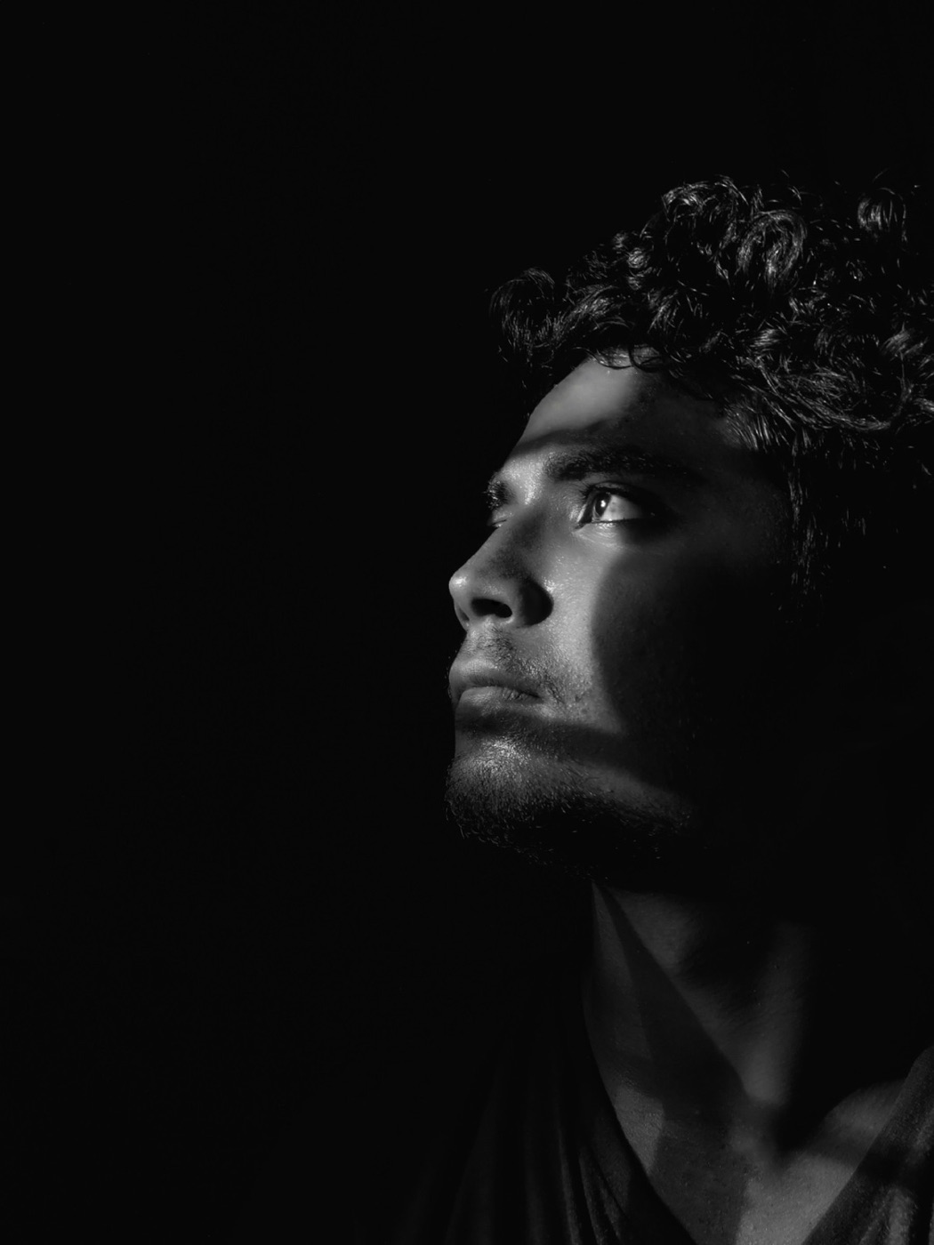 Profil d'homme en noir et blanc, lumière latérale.